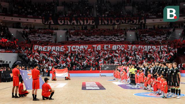 Suporter Indonesia melakukan koreografi saat laga uji coba antara Timnas Futsal Indonesia melawan Australia di Indonesia Arena, Senayan, Jakarta, Sabtu (01/11/2025). (Bola.com/Bagaskara Lazuardi)