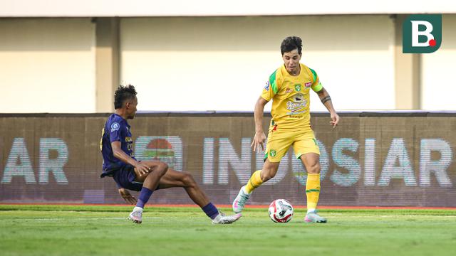 Pemain Persebaya, Bruno Moreira mencoba melawati pemain Persita Tangerang pada pekan kedua BRI Super League 2025/2026 di Indomilk Arena, Sabtu (16/8/2025). (Bola.com/ Abdul Aziz)