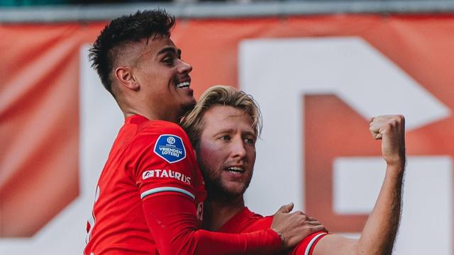 Bek Timnas Indonesia, Mees Hilgers mencetak satu gol saat FC Twente menang telak 4-0 atas Heracles dalam lanjutan Eredivisie 2024/2025, Minggu (27/10/2024) (Dok. FC Twente).