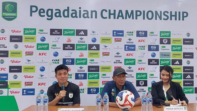 Pelatih Persipura Jayapura di Pegadaian Championship 2025/2026, Rahmad Darmawan (tengah). (Bola.com/Ana Dewi)