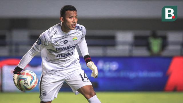 Kiper Persib Bandung, Teja Paku Alam pada laga lanjutan pekan ke-3 BRI Liga 1 2023/2024 antara Persib Bandung melawan Dewa United FC di Stadion Gelora Bandung Lautan Api (GBLA), Bandung, Jumat (14/07/2023). (Bola.com/Bagaskara Lazuardi)