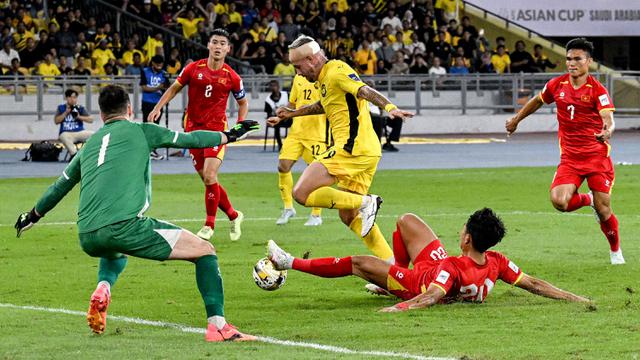 Pemain Malaysia, Rodrigo Holgado berusaha mencetak gol ke gawang Vietnam dalam laga Grup F Kualifikasi Piala Asia 2027 di Stadion Nasional Bukit Jalil, Kuala Lumpur, Malaysia, Selasa (10/06/2025). (AFP/Mohd Rasfan)