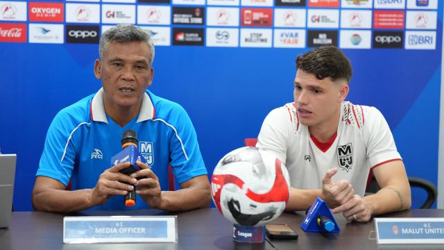Pelatih Malut United, Hendri Susilo, saat sesi konferensi pers, Jumat (29/8/2025). (dok. Malut United)
