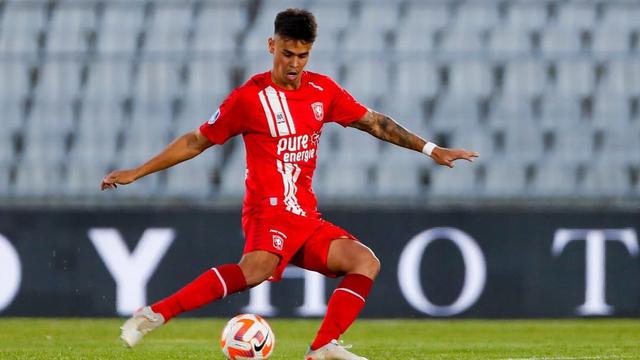 Aksi bek tengah keturunan Indonesia milik FC Twente, Mees Hilgers (paling kiri) di laga leg pertama Kualifikasi Ketiga UEFA Conference League melawan Cukaricki pada 6 Agustus 2022 lalu. (Dok. Instagram Mees Hilgers)