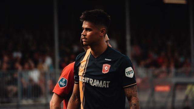 Mees Hilgers bersama FC Twente di Eredivisie 2024/2025 (Instagram/meeshilgers)