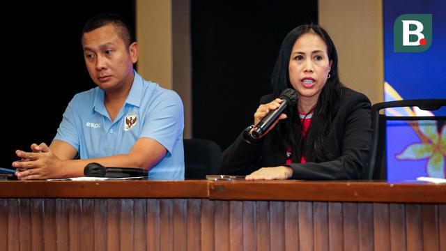 Exco PSSI Vivin Cahyani (kanan) memberikan keterangan di samping Manajer Timnas Indonesia Putri, Galih Dimuntur Kartasasmita saat konferensi pers mengenai perkembangan Timnas Indonesia Putri yang berlangsung di Stadion Utama Gelora Bung Karno (SUGBK), Senayan, Jakarta, Sabtu (21/09/2024). (Bola.com/Bagaskara Lazuardi)