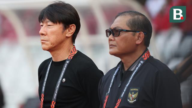 Pelatih Timnas Indonesia, Shin Tae-yong (kiri) dan manajer tim Sumardji saat menghadapi Vietnam dalam laga leg pertama babak semifinal Piala AFF 2022 di Stadion Utama Gelora Bung Karno (SUGBK), Jumat (6/1/2023) sore WIB. (Bola.com/Abdul Aziz)