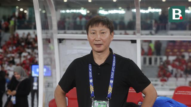 Ekspresi pelatih Timnas Vietnam U-23, Kim Sang-sik, saat mendampingi timnya melawan Timnas Indonesia U-23 pada final Piala AFF U-23 2025 di Stadion Utama Gelora Bung Karno, Jakarta, Selasa (29/7/2025). (Bola.com/Muhammad Iqbal Ichsan)