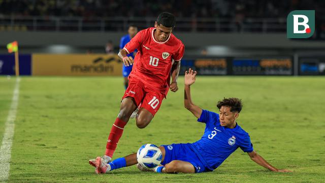 Striker Timnas Indonesia U-16, Fadly Alberto berusaha melewati adangan bek Singapura, Muhammad Luth Harith pada laga matchday pertama Grup A Piala AFF U-16 2024 di Stadion Manahan, Solo, Jumat (21/6/2024). (Bola.com/Radifa Arsa)