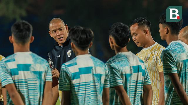 Pelatih Timnas Indonesia U-16, Nova Arianto, saat mendampingi latihan para pemainnya di Stadion UNS, Solo, Minggu (23/6/2024), jelang laga kontra Filipina pada lanjutan Grup A Piala AFF U-16 2024. (Bola.com/Radifa Arsa)