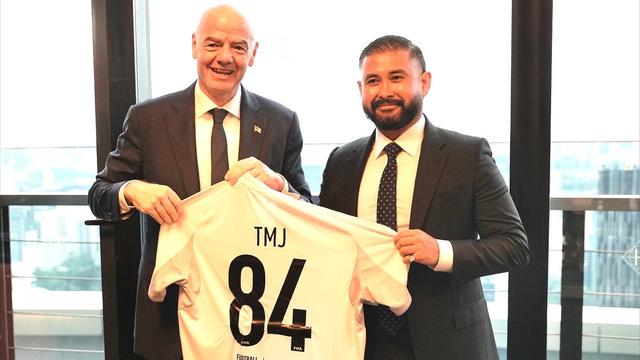 Bos Johor Darul Ta'zim (JDT), Tunku Ismail Idris alias TMJ, bertemu dengan Presiden FIFA, Gianni Infantino, di Malaysia pada Sabtu (25/10/2025). (Bola.com/Dok.X Tunku Ismail Idris).
