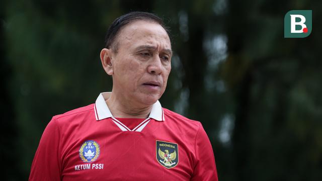 Ketua Umum PSSI, Mochamad Iriawan, mendatangi latihan terbuka Timnas Indonesia U-20 untuk Piala Asia U-20 2023 di Lapangan C, Kompleks Stadion Utama Gelora Bung Karno (SUGBK), Jakarta, Rabu (08/02/2023). Ini merupakan kunjungan terakhir bagi pria yang akrab disapa Iwan Bule tersebut sebelum lengser dari jabatannya pada 16 Februari 2023 melalui Kongres Luar Biasa (KLB) PSSI. (Bola.com/Bagaskara Lazuardi)