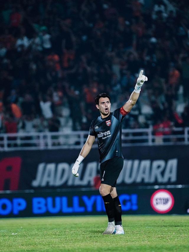 Kiper Borneo FC, Nadeo Argawinata, tampil impresif saat timnya membungkam Persija Jakarta dengan skor 3-1 di Stadion Segiri, Kota Samarinda, Minggu (28/9/2025) malam WIB. (dok. Nadeo Argawinata)