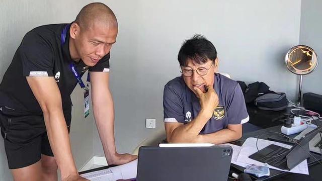 Pelatih Timnas Indonesia, Shin Tae-yong (kanan) dan sang asisten, Nova Arianto (Dokumentasi Pribadi Nova Arianto)