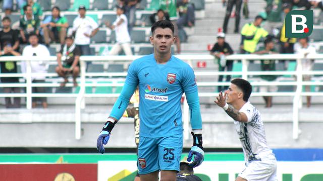 Kiper Borneo FC, Nadeo Argawinata, saat tampil dalam laga pekan ke-11 BRI Liga 1 2023/2024 menghadapi Persebaya Surabaya di Stadion Gelora Bung Tomo (GBT), Surabaya, Minggu (3/9/2023). (Bola.com/Aditya Wany)