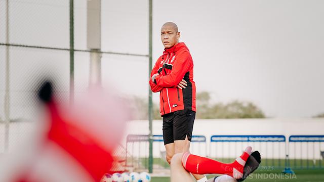 Nova Arianto memimpin sesi pemusatan latihan Timnas Indonesia U-17 di Dubai, Uni Emirat Arab. Skuad Garuda Muda disiapkan untuk berlaga di Piala Dunia U-17 2025. (Dok. PSSI)