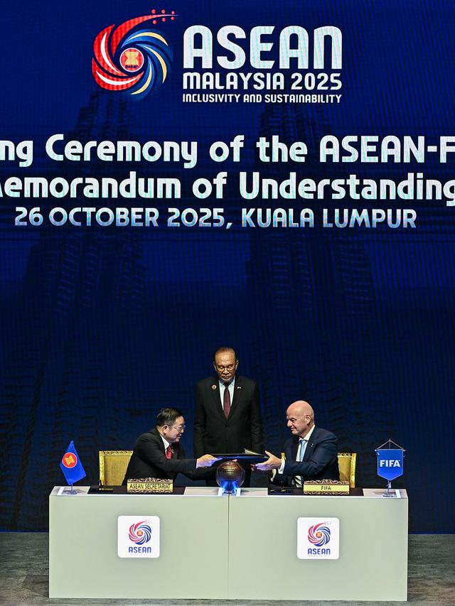 FIFA meluncurkan turnamen baru bertajuk FIFA ASEAN Cup yang akan diikuti oleh seluruh 11 negara anggota ASEAN. (Bola.com/Dok.Instagram Gianni Infantino).