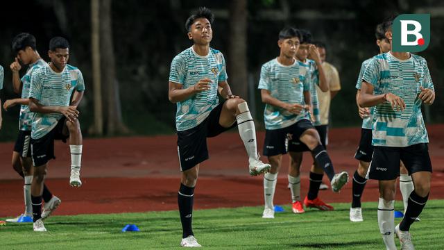 Kapten Timnas Indonesia U-16, I Putu Panji Apriawan, saat menjalani sesi latihan terakhir di Stadion UNS, Solo, Minggu (39/6/2024), jelang laga semifinal Piala AFF U-16 2024. (Bola.com/Radifa Arsa)