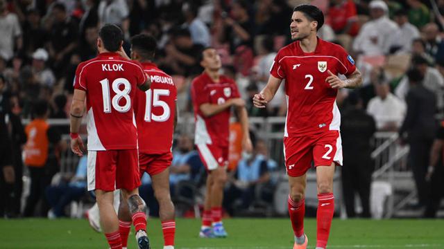 Indonesia unggul lebih dulu pada menit ke-11 lewat eksekusi penalti yang sempurna Kevin Diks. Tampak dalam foto, pemain Indonesia, Kevin Diks (kanan) merayakan gol pada pertandingan pertama Grup B Putaran 4 Kualifikasi Piala Dunia 2026 zona Asia melawan Arab Saudi di Stadion Alinma Bank, King Abdullah Sports City, Jeddah, Arab Saudi, Rabu 8 Oktober 2025 waktu setempat atau Kamis (9/10/2025) dini hari WIB. (AP Photo)