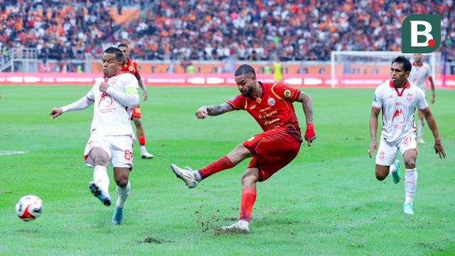 Pemain Persija Jakarta, Maxwell Souza, melepaskan tendangan ke gawang Malut United pada laga pekan ke-3 BRI Super League di Jakarta International Stadium, Sabtu (23/8/2025) sore WIB. (Bola.com/M. Iqbal Ichsan)
