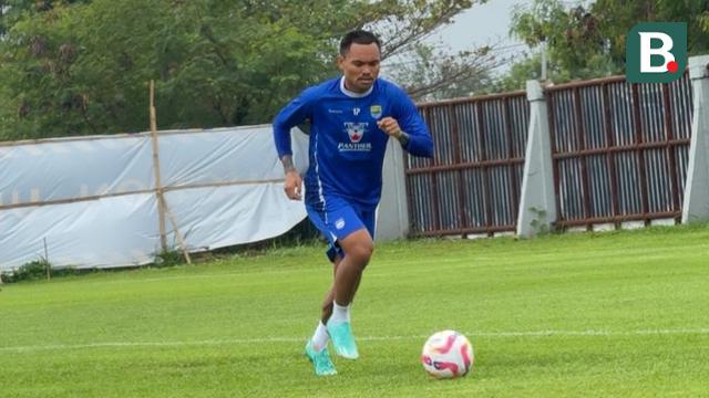 Saddil Ramdani saat berlatih bersama skuad Persib Bandung di lapangan pendamping Stadion GBLA, Kota Bandung, Selasa (1/7/2025). (Bola.com/Erwin Snaz)