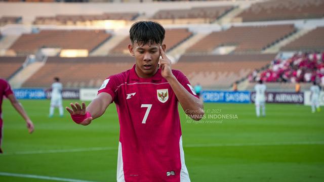 Zahaby Gholy merayakan gol menakjubkan ke gawang Timnas Yaman U-17 pada pertandingan kedua Grup C Piala Asia U-17 2025 di Stadion Prince Abdullah Al-Faisal, Jeddah, pada Senin (7/4/2025).