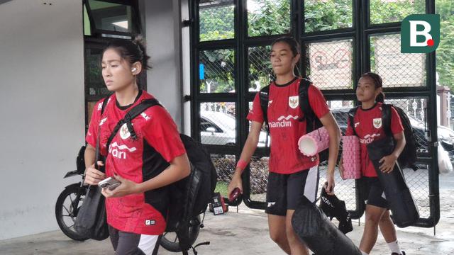 Timnas Indonesia Putri saat menjalani latihan di Lapangan Universitas Negeri Yogyakarta (UNY), Sleman. (Bola.com/Ana Dewi)