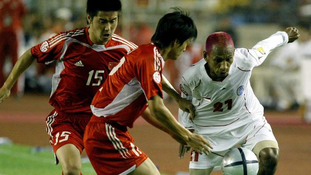 Rochy Putiray (putih) saat memperkuat Timnas Indonesia melawan Timnas China di fase grup Piala Asia 2004. (AFP/Frederic Brown)