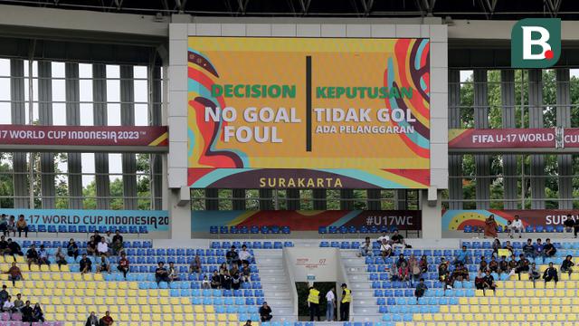 Layar raksasa menunjukkan hasil keputusan wasit yang membatalkan gol pemain Timnas Mali U-17, Ange Martial Tia ke gawang Spanyol U-17 setelah wasit memeriksa Video Assistant Referee (VAR) dan terjadi pelanggaran pada babak penyisihan Grup B Piala Dunia U-17 di Stadion Manahan, Solo, Senin (13/11/2023). (Bola.com/Arief Bagus)