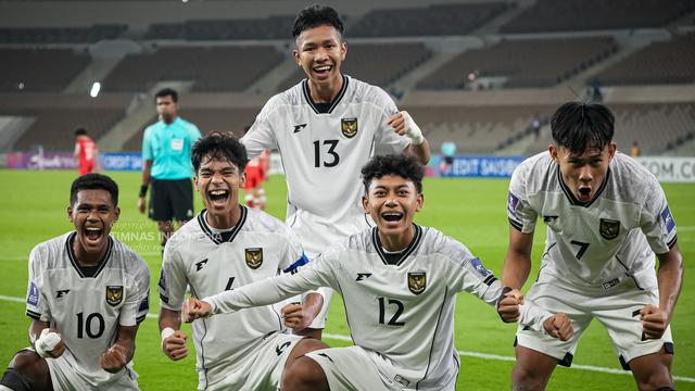 Fadly Alberto Hengga, I Putu Panji, Aldyansyah Taher, Daniel Alfrido, dan Zahaby Gholy merayakan gol yang dicetak ke gawang Timnas Afganistan dalam laga terakhir Grup C Piala Asia U-17 2025 yang berlangsung di Prince Abdullah Al-Faisal Stadium, Jeddah, Jumat (11/4/2025). (Dok. PSSI).