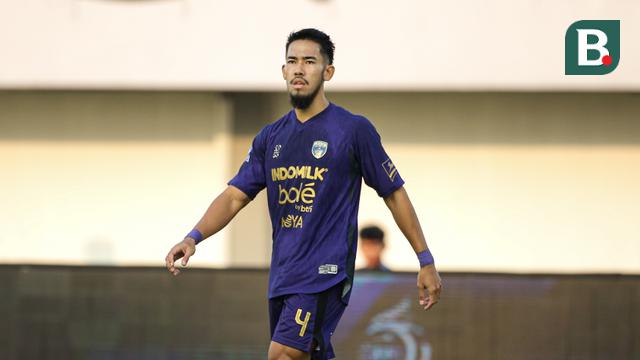 Pemain Persita Tangerang, Ryuji Utomo saat berhadapan dengan Persebaya Surabaya pada pekan kedua BRI Super League 2025/2026 di Indomilk Arena, Sabtu (16/8/2025). (Bola.com/ Abdul Aziz)