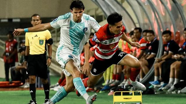 Gelandang PSBS Biak, Eduardo Barbosa menahan pergerakan gelandang Madura United, Taufany Muslihuddin dalam laga pekan ketujuh BRI Super League 2025/2026 di Stadion Maguwoharjo, Sleman, Kamis (25/9/2025). (Dok. Madura United)