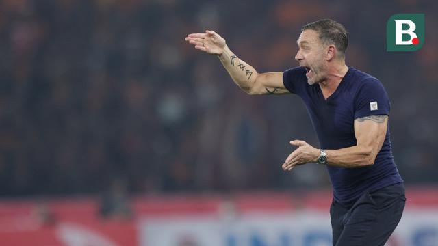 Pelatih kepala Persija Jakarta, Thomas Doll pada laga pekan pertama BRI Liga 1 2023/2024 antara Persija Jakarta menghadapi PSM Makassar di Stadion Utama Gelora Bung Karno (SUGBK), Senayan, Jakarta, Senin (3/7/2023). (Bola.com/M Iqbal Ichsan)