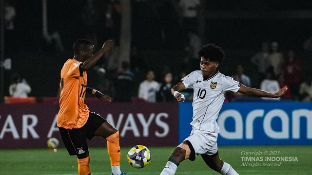 Pemain Timnas Indonesia U-17, Fadly Alberto Hengga berduel dengan pemain Timnas Zambia U-17, Mapalo Simute dalam laga Grup H Piala Dunia U-17 2025 di Lapangan 7 Aspire Zone, Doha, Qatar, Kamis (4/11/2025). (Dok. PSSI)