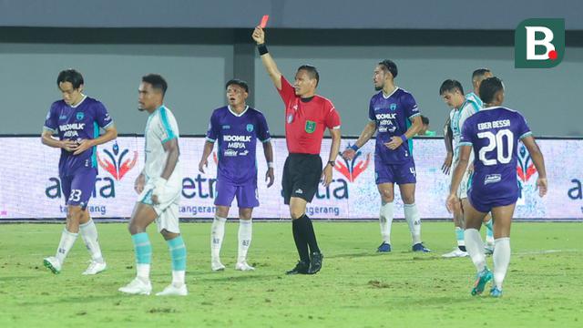 Wasit memberikan kartu merah kepada pemain Persita Tangerang, Bae Shin-yeong, saat melawan PSBS Biak pada laga BRI Liga 1 di Stadion Indomilk Arena, Sabtu (3/5/2025) petang WIB. (Bola.com/M Iqbal Ichsan)