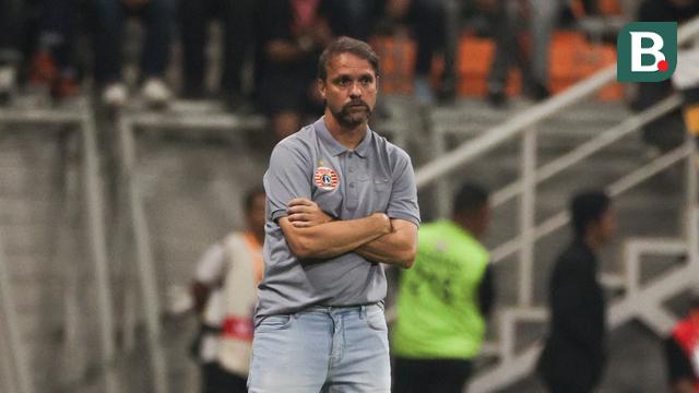 Pelatih Persija Jakarta, Mauricio Souza saat di pinggir lapangan dalam pertandingan persahabatan pramusim yang berlangsung di Jakarta International Stadium (JIS), Jakarta (26/07/2025) malam WIB. (Bola.com/Abdul Aziz)