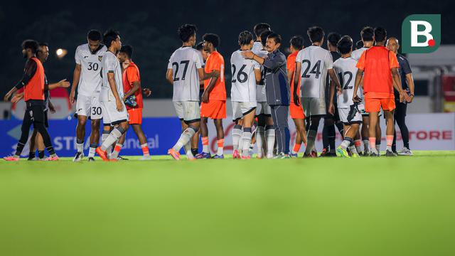 Pemain dan pelatih Timnas Indonesia U-22 bersalaman dengan pemain India setelah laga uji coba melawan di Stadion Madya, Senayan, Jakarta, Minggu (13/10/2025). (Bola.com/Bagaskara Lazuardi)