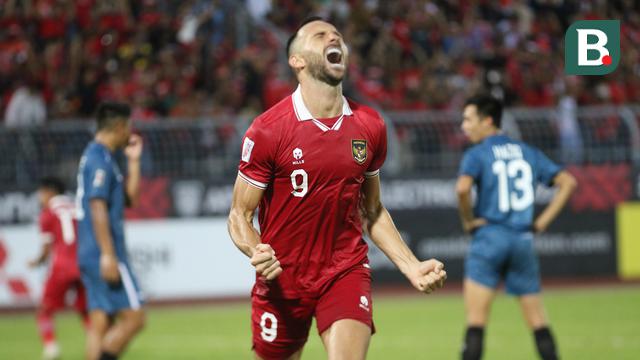 Berselang satu menit Ilija Spasojevic membawa Timnas Garuda unggul 4-0. Gol yang kembali dicetaknya setelah hampir 4 tahun tersebut dicetak dengan menggunakan tumit kaki kanannya memanfaatkan umpan Asnawi Mangkualam. (Bola.com/Zulfirdaus Harahap)
