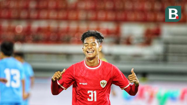 Selebrasi pemain Timnas Indoensia U-17, Evandra Florasta usai mencetak gol melalui penalti saat menghadapi Timnas India U-17 di Stadion Kapten I Wayan Dipta pada Minggu (25/8/2024) (Bola.com/Alit Binawan)