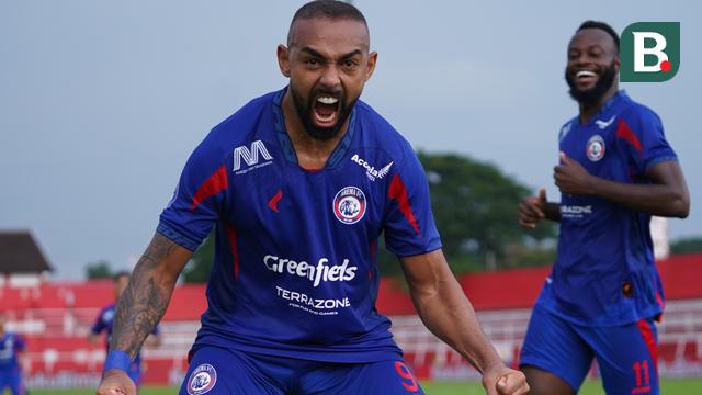 Dalberto Luan Belo berhasil mencetak gol kedua untuk Arema FC saat melawan PSBS Biak pada laga pekan ke-16 BRI Liga 1 2024/2025 di Stadion Soepriadi, Kota Blitar, Sabtu (21/12/2024) sore WIB. (Bola.com/Iwan Setiawan)