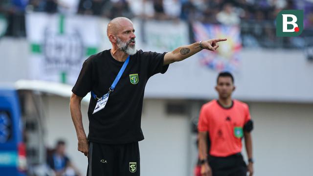 Pelatih Persebaya Surabaya, Eduardo Perez mendampingi timnya saat berhadapan dengan Persita Tangerang pada pekan kedua BRI Super League 2025/2026 di Indomilk Arena, Sabtu (16/8/2025). (Bola.com/ Abdul Aziz)