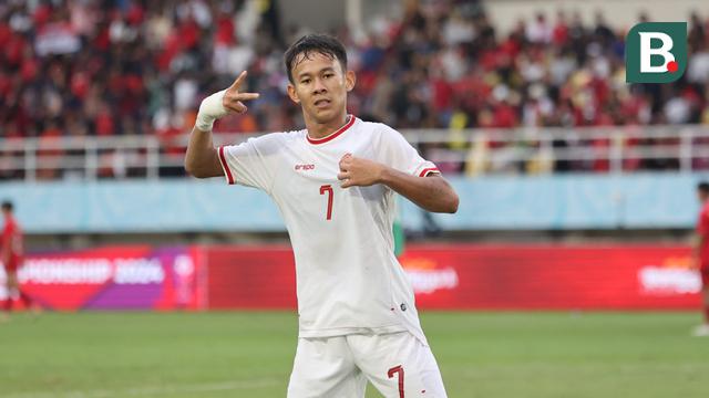Pemain Timnas Indonesia U-16, Muhamad Zahaby Gholy, melakukan selebrasi setelah mencetak gol ke gawang Vietnam pada laga perebutan tempat ketiga Piala AFF U-16 2024 di Stadion Manahan, Solo, Jawa Tengah, Rabu (7/3/2024). (Bola.com/Abdul Aziz)
