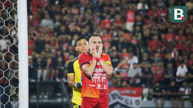 Ilija Spasojevic membuat gol bunuh diri saat PSM Makassar menahan imbang Bali United dengan skor 1-1 di playoff Liga Champions Asia hari Selasa (06/06/2023). (Alit Binawan/Bola.com)