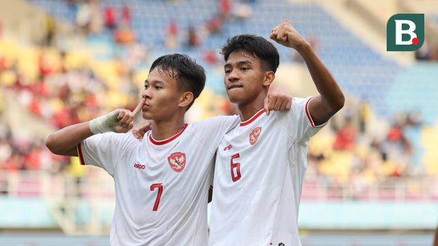 Pemain Timnas Indonesia U-16, Muhamad Zahaby Gholy dan Evandra Florasta melakukan selebrasi setelah mencetak gol ke gawang Vietnam pada laga perebutan tempat ketiga Piala AFF U-16 2024 di Stadion Manahan, Solo, Jawa Tengah, Rabu (7/3/2024). (Bola.com/Abdul Aziz)