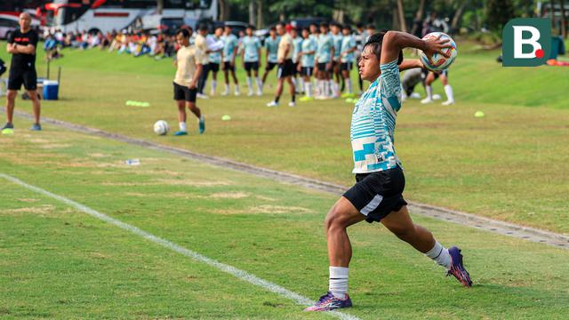 Bek kiri Timnas Indonesia U-16, Fabio Azka Irawan, saat memperagakan lemparan ke dalam jarak jauh ala Pratama Arhan dalam sesi uji coba melawan SSB Terang Bangsa di Lapangan Yogyakarta Independent School (YIS), Sleman, Jumat (31/5/2024). (Bola.com/Radifa Arsa)