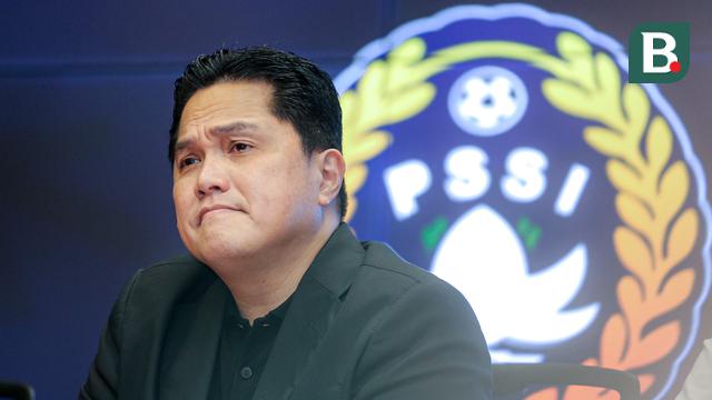 Ketua Umum PSSI, Erick Thohir saat menghadiri konferensi pers mengenai perkembangan Timnas Indonesia Putri yang berlangsung di Stadion Utama Gelora Bung Karno (SUGBK), Senayan, Jakarta, Sabtu (21/09/2024). (Bola.com/Bagaskara Lazuardi)