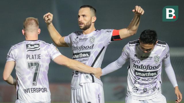 Pemain Bali United, Ilija Spasojevic (tengah) melakukan selebrasi usai mencetak gol ke gawang Borneo FC dalam laga pekan ke-5 BRI Liga 1 2021/2022 di Stadion Indomilk Arena, Tangerang, Selasa (28/09/2021). Kedua tim bermain imbang 1-1. (Bola.com/Bagaskara Lazuardi)