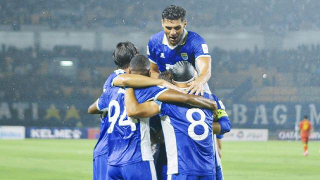 Para pemain Persib Bandung menghampiri Adam Alis yang mencetak gol ke gawang Selangor FC dalam laga ketiga di Grup G AFC Champions League 2025/2026 di Stadion Gelora Bandung Lautan Api, Bandung, Kamis (23/10/2025). (Dok. Persib)