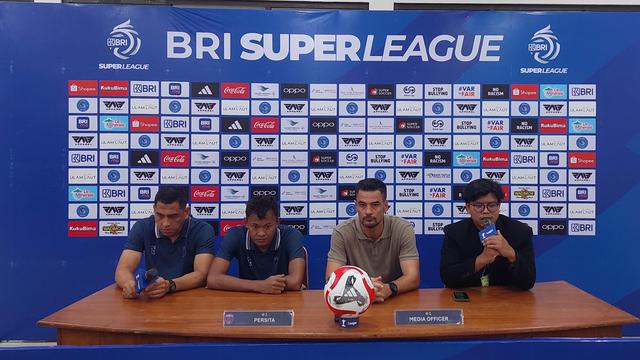 Pelatih Persita Tangerang, Carlos Pena, dalam sesi konfrensi pers setelah duel kontra PSBS Biak di Stadion Maguwoharjo, Sleman pada laga pekan ke-12 BRI Super League musim ini, Kamis (6/11/2025) sore WIB. Pada laga tersebut, Persita kalah 1-2 dari PSBS. (Bola.com/Ana Dewi)