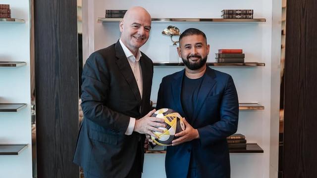 Presiden FIFA dengan pemilik Johor Darul Ta'zim (JDT), Tunku Ismail Idris. (Bola.com/Dok.Instagram Tunku Ismail Idris).
